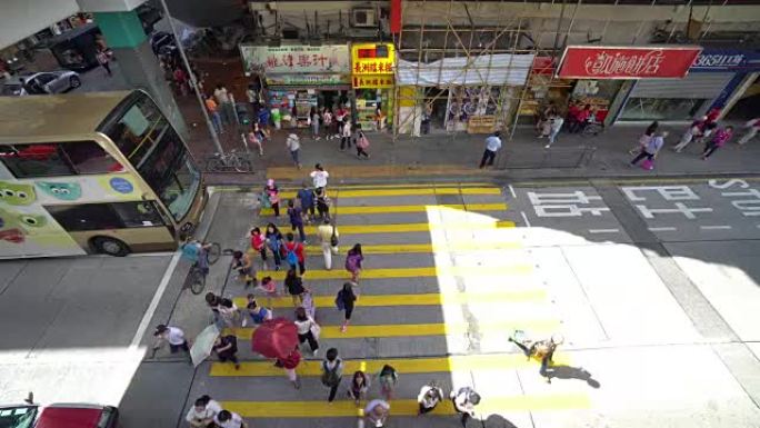 旺角地区繁忙的人行横道的4k镜头，旺角是香港九龙半岛西部油尖旺区的一个地区