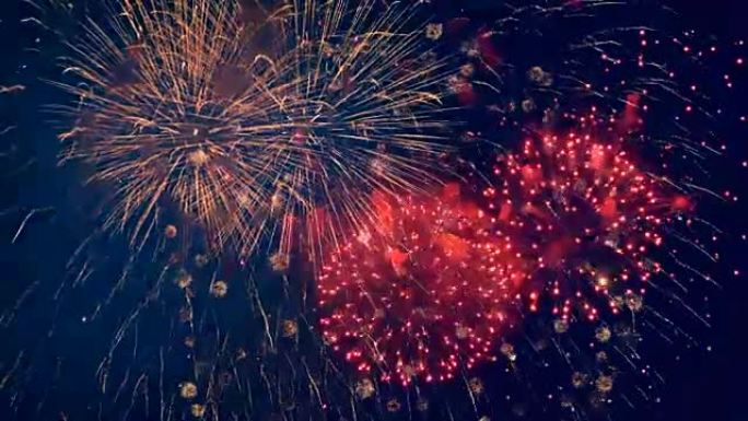 红色的烟花爆炸。在庆祝活动中，巨大的鞭炮在天空中爆炸。