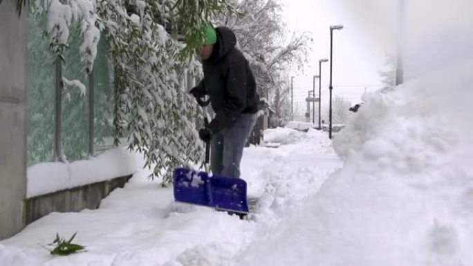 男子铲雪人行道