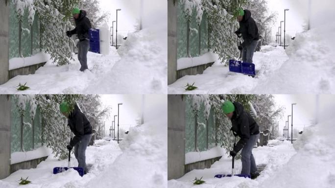 男子铲雪人行道