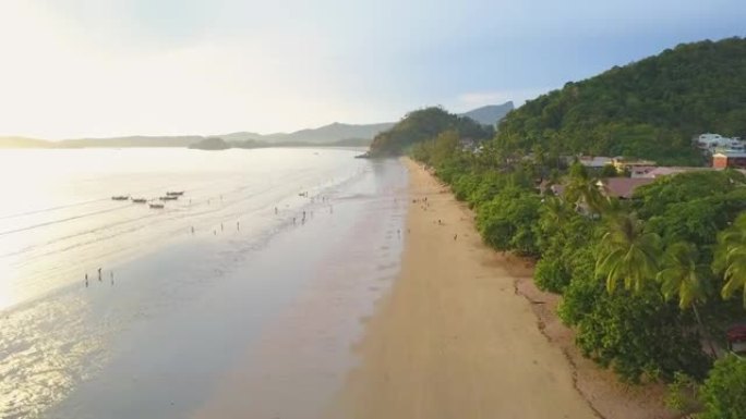 空中: 众多游客在迷人的海滩上享受美丽的夏日。