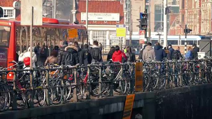 在城市中走过自行车的人群