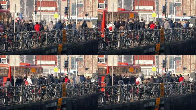 在城市中走过自行车的人群