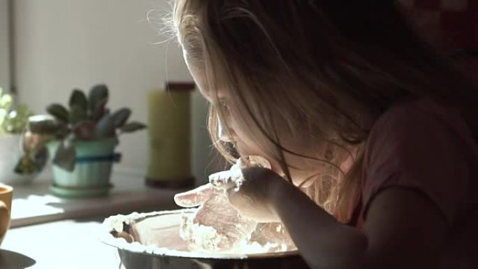 女孩在准备面团时玩面粉