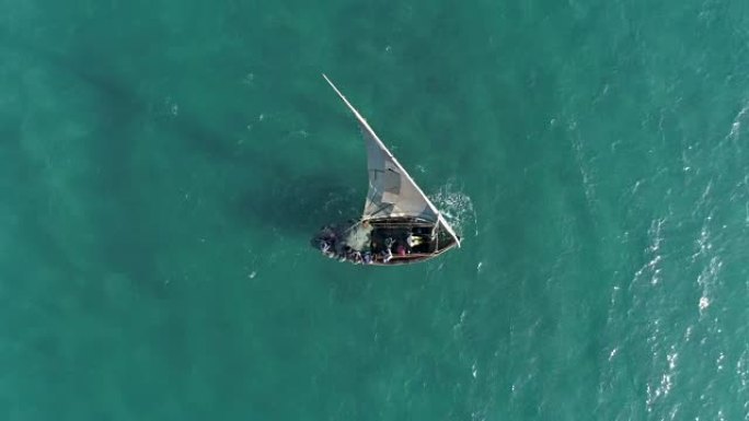 一艘传统的dhow渔船出海捕鱼的渔民的鸟瞰图