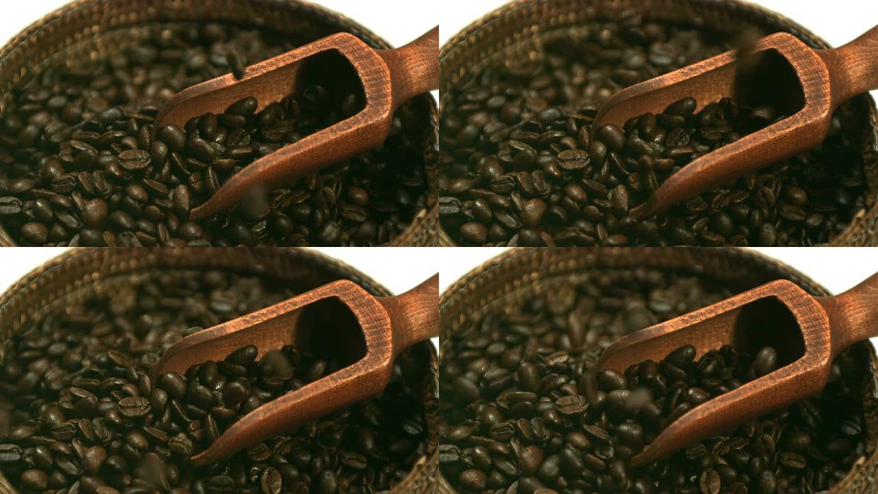 咖啡豆落入木勺篮子