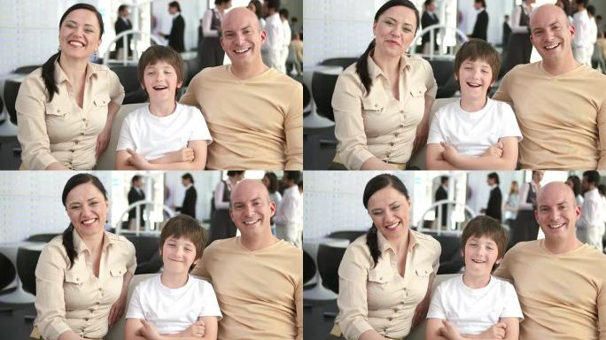 高清: 银行里的幸福家庭