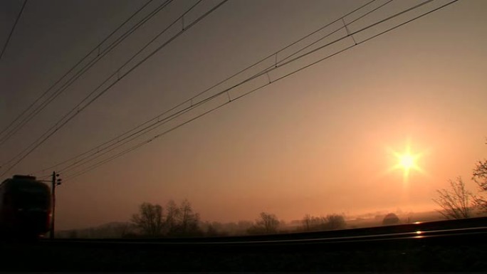 高清: 日出时的旅客列车
