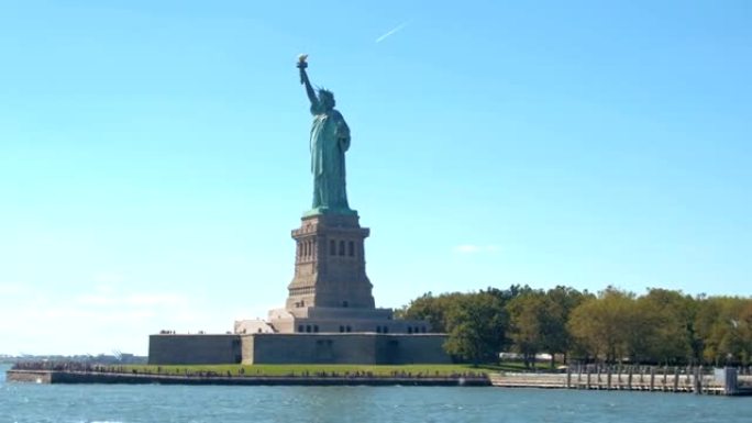 近距离观察:阳光灿烂的纽约，自由岛上的自由女神像
