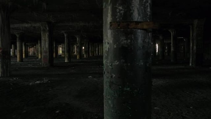 特写: 荒凉的底特律肮脏的旧废弃地下车库