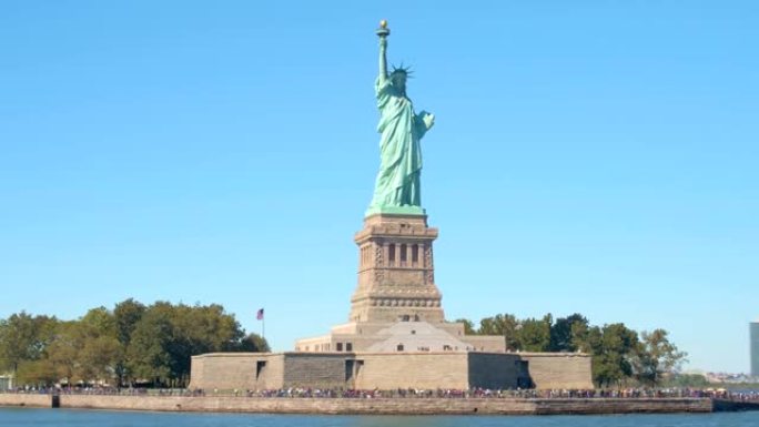 特写:纽约的标志性自由女神像入口处排起了长队