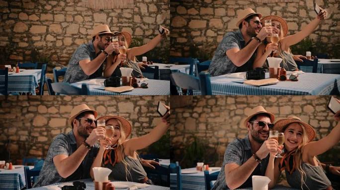年轻游客夫妇在传统的地中海餐厅自拍