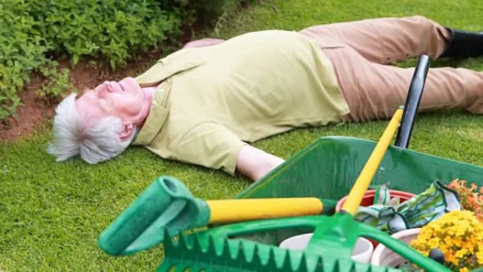 老人昏迷不醒地躺在花园里