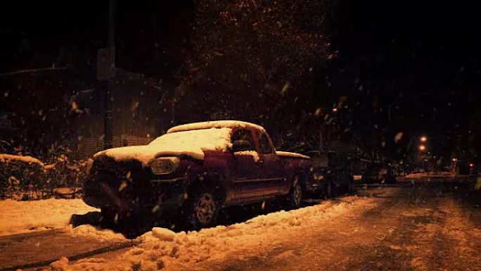 晚上落在卡车上的雪