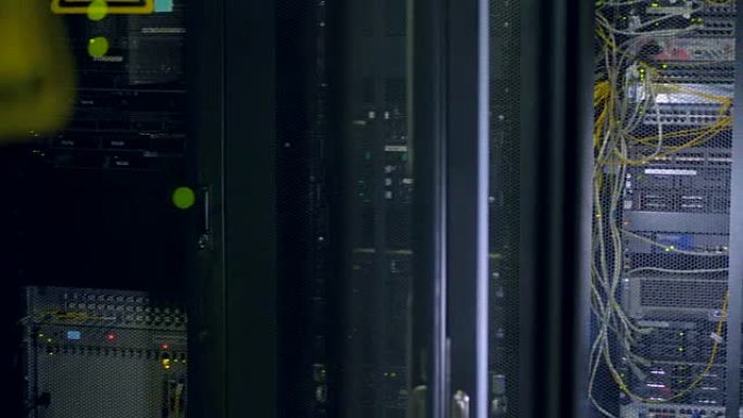 透过网络柜门看到的绿灯。