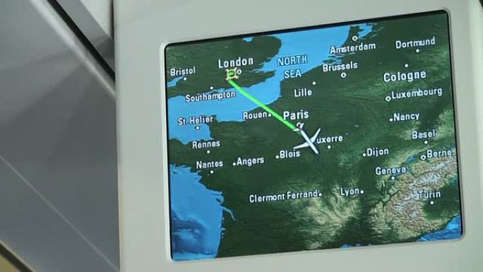 飞机显示器显示伦敦-米兰旅行的不同地图视图