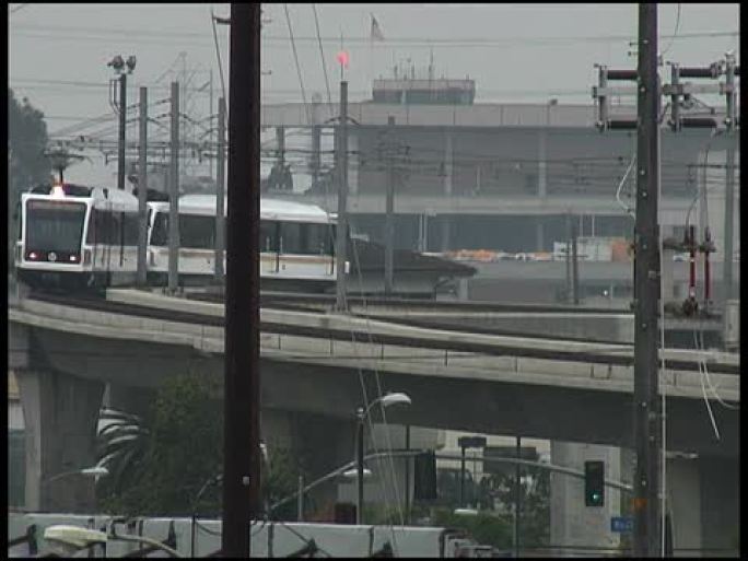 城市半圆：逆时针轻轨交通工具搭乘火车