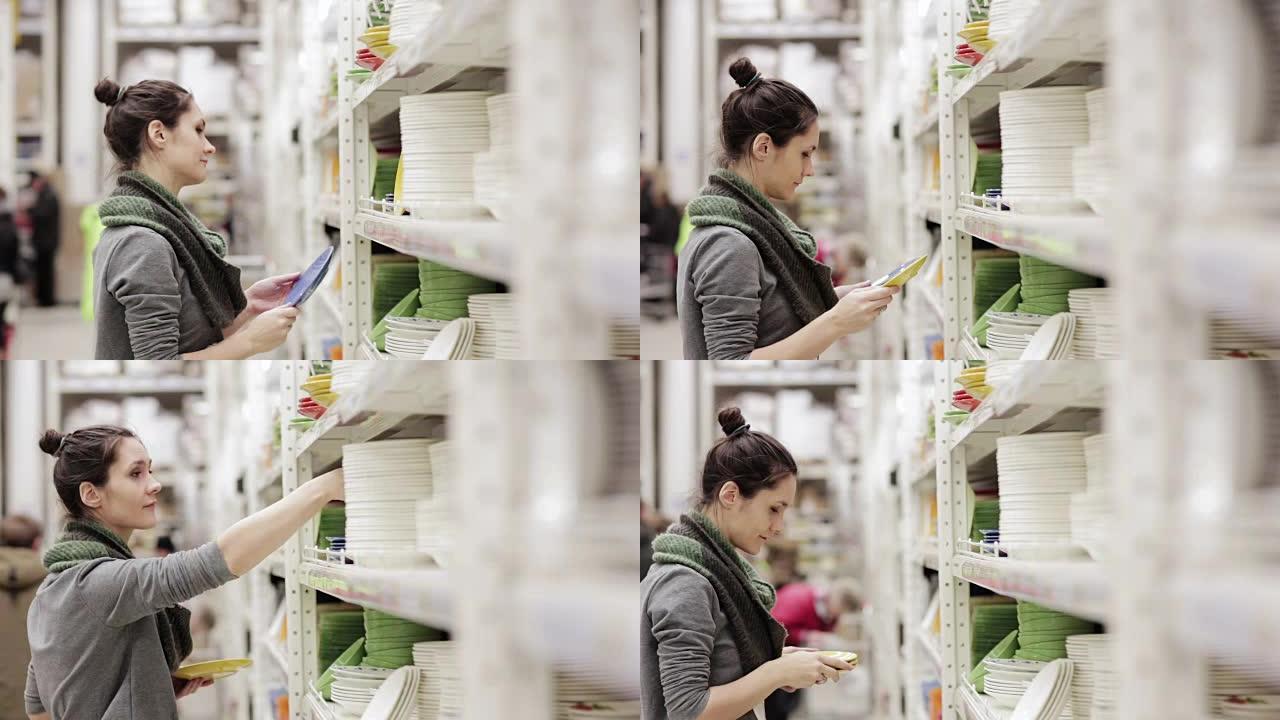 年轻女子在超市里选择菜