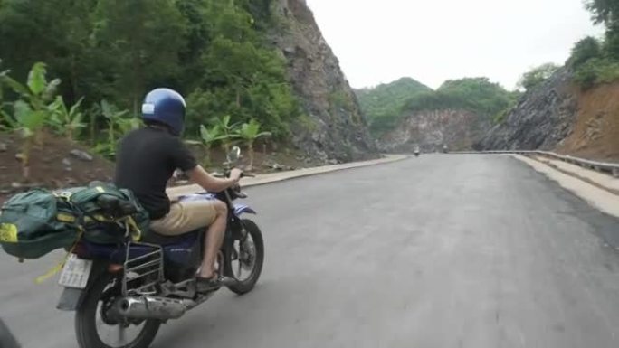 FPV: 摩托车手带着装满的背包超速行驶