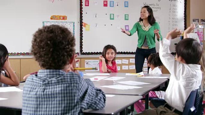 亚洲妇女在学校教小孩子，低角度视角