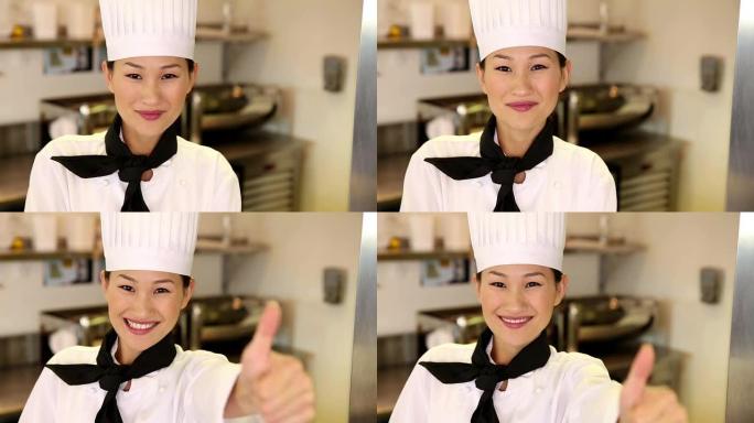快乐的厨师微笑着对着镜头竖起大拇指