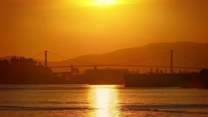 美丽日落的吊桥和航海区
