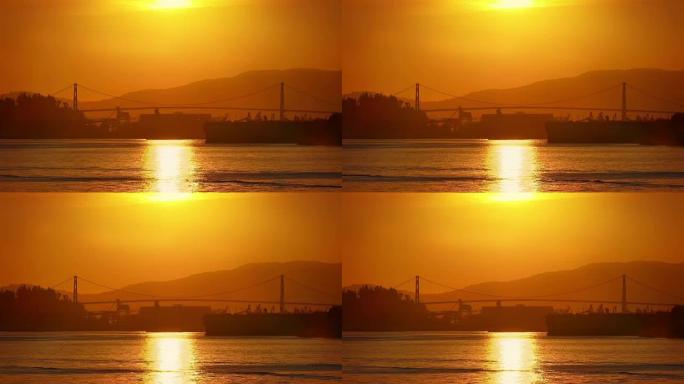 美丽日落的吊桥和航海区
