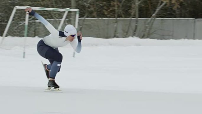 冬季女运动员速滑