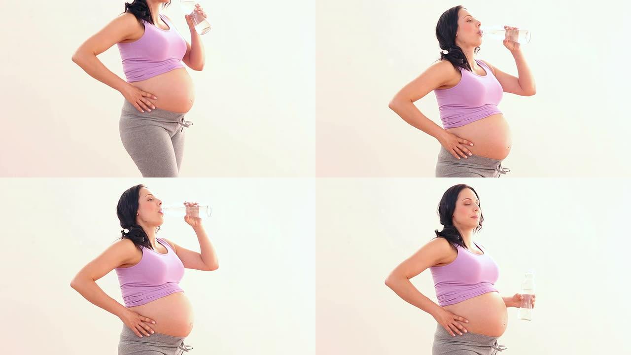 孕妇喝一杯水
