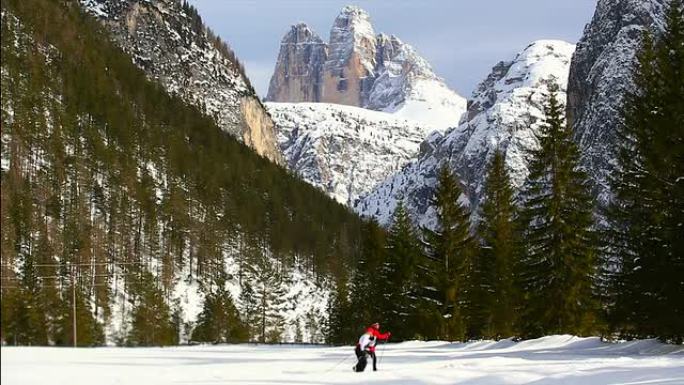 多洛米蒂山脉的越野滑雪运动员
