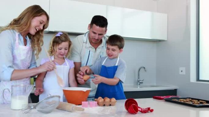 幸福的年轻家庭一起做蛋糕