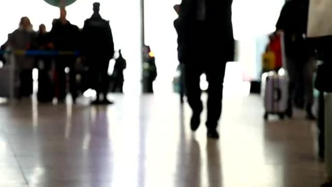 散焦的旅客在机场散步