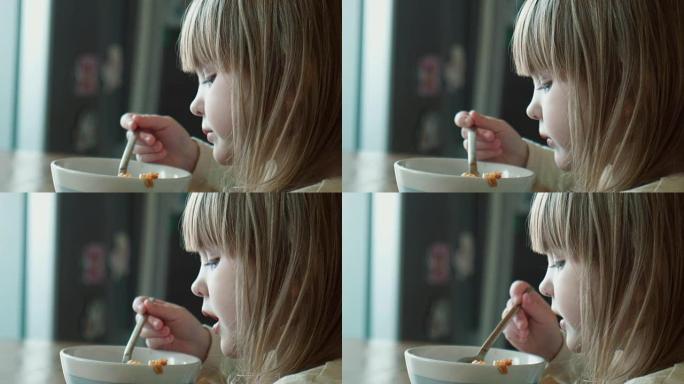 小女孩在餐桌上吃饭