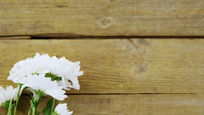 木板上的一束白花