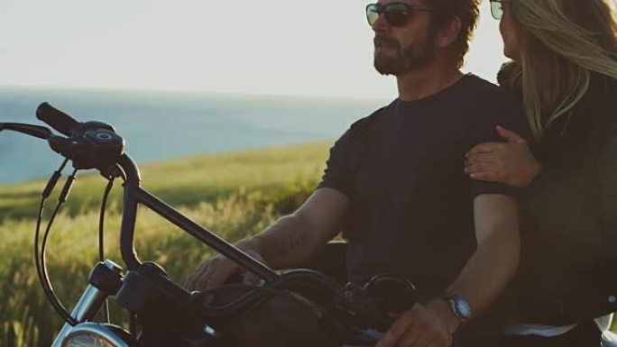 骑摩托车看日落的夫妇