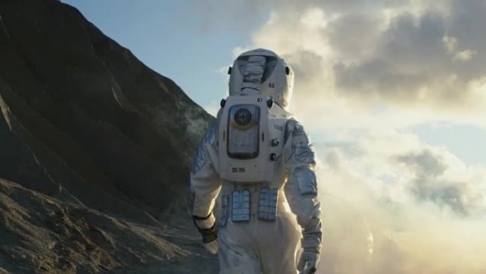 接下来的镜头是宇航员在冰冻的外星星球上走向他的基地/研究站。载人火星任务，技术进步带来太空探索，殖民