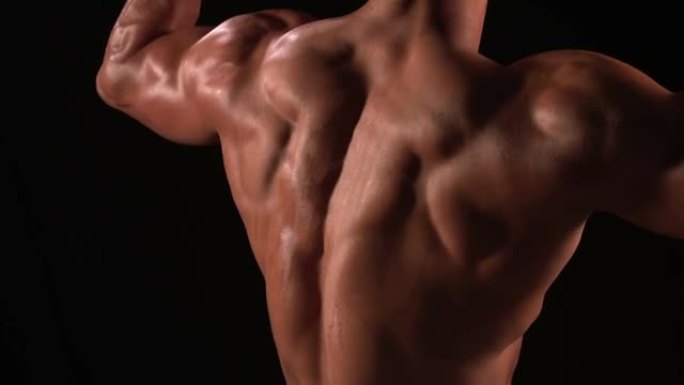 男性健美运动员弯曲肌肉，后视图