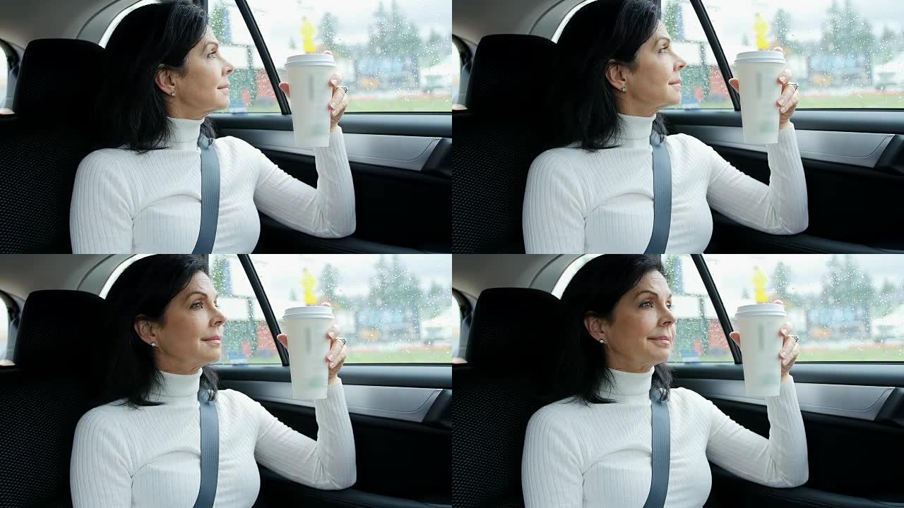 女人坐在车里拿着一次性杯子