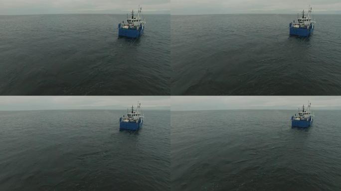 拉动拖网的商业渔船的航拍