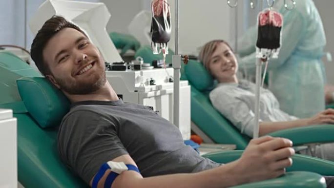 捐献者在采血期间对着镜头微笑