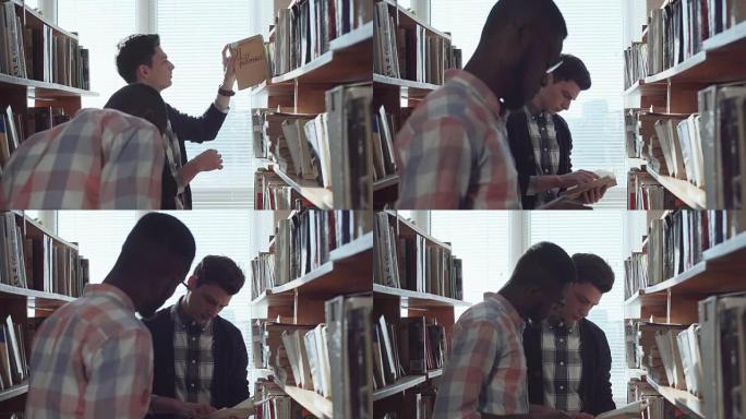 男学生在图书馆找书
