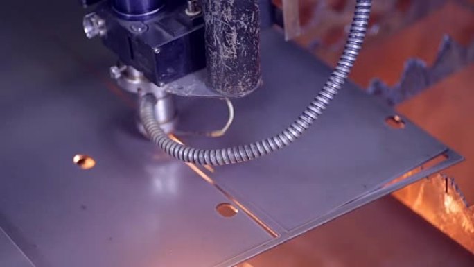 现代自动激光金属切割机。当代重型工业设备制造高精度钢零件