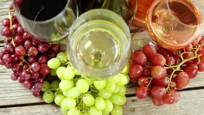 木板上的各种葡萄和葡萄酒
