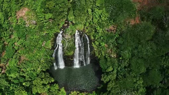 热带雨林丛林中惊人的双瀑布的鸟瞰图