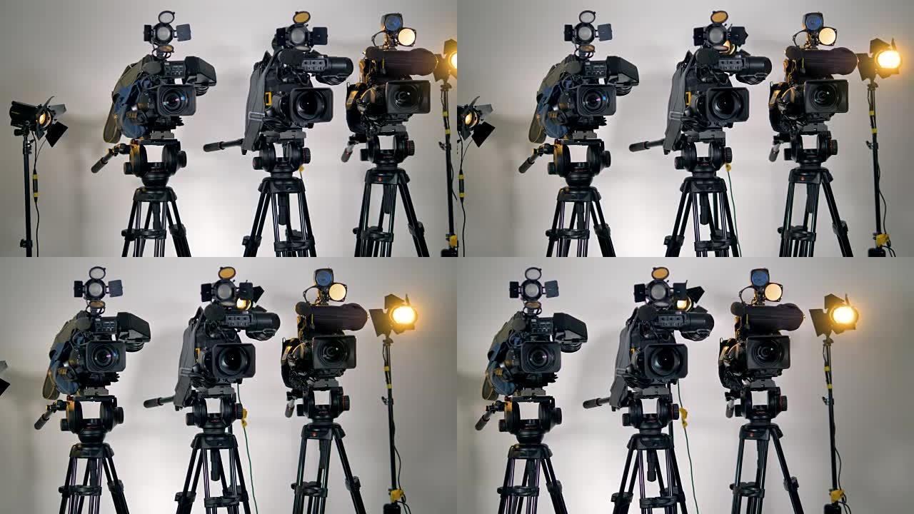 三脚架上的几台专业相机一排。