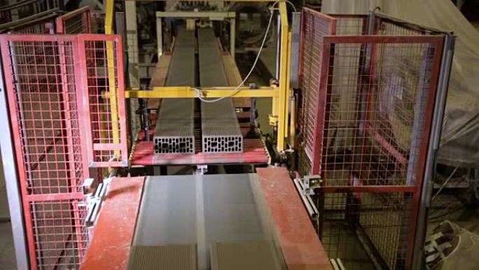工厂生产线上的砖块生产机器的传送带