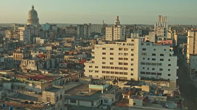 日出时哈瓦那中心的实时平移视频