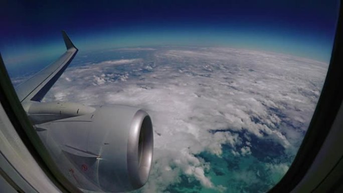 在浮云上空飞行时，从飞机窗口观看。