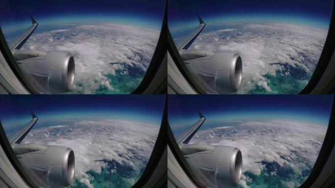 在浮云上空飞行时，从飞机窗口观看。
