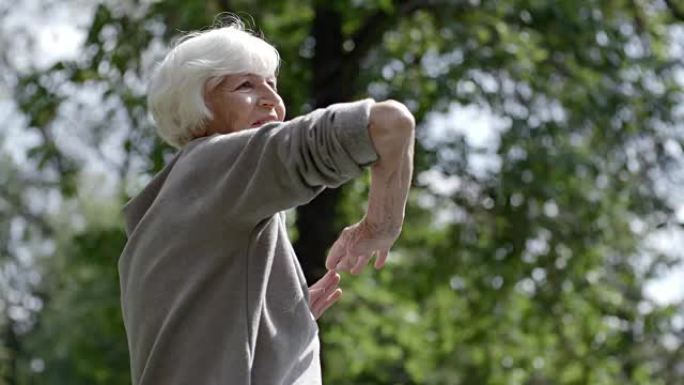 退休女士在公园锻炼